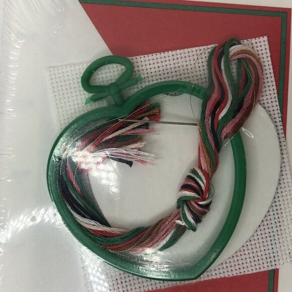 The New Berlin Counted Cross Stitch Greeting Card Kit 'Peace On Earth' Ornament - Picture 9 of 9